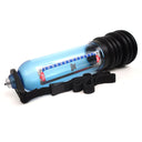 Bathmate Shower Strap agganciata a una pompa idraulica Bathmate blu
